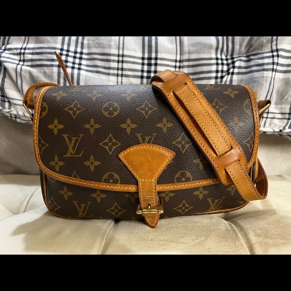 ❄️🎄HOLIDAY SALE🎄❄️ Louis Vuitton Solange Monogram Crossbody bag
